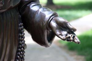 圣玛丽·西奥多·Guerin雕像的手掌上有三个戒指